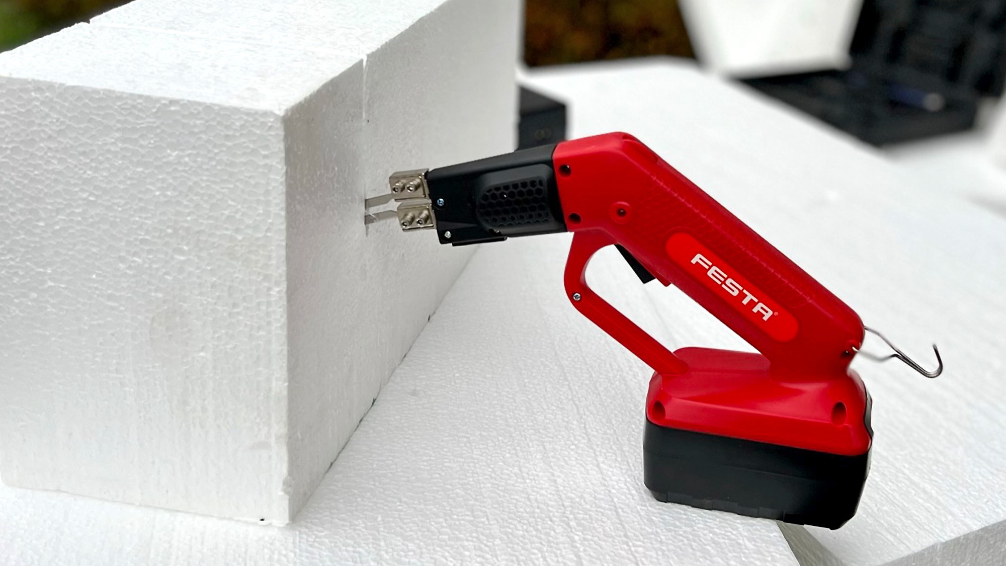 Cordless polystyrene cutter